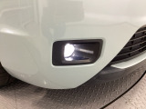 【フォグライト】霧などの悪天候時、自車の位置を示すとともに前方や路肩が見えずらい時、近い位置をワイドに照らしてくれます。
