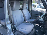 ゆったり座れる運転席です