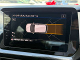 障害物との距離をセンサーで検知するパークディスタンスコントロール。音とディスプレイ表示で駐車時の安心感を高めます。