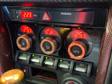 【左右独立型フルオートエアコン】運転席と助手席でそれぞれお好みの温度に設定可能。同乗者にも配慮した、快適な空調をお届け致します。