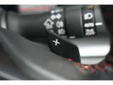 運転者がハンドルから手を離さずに、マニュアルトランスミッション車を運転しているかのように、疑似的なギアチェンジ(変速比の変更)を行うための装置です。