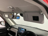 【サンバイザー】車内で身だしなみを整えるためのバニティミラーがセット。お化粧直しや髪型のチェックに活用できます。