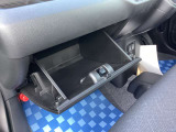 助手席側には大きなグローブボックスを備えています。車検証などを保管できます。