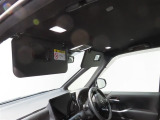 運転席・助手席のサンバイザーにはバニティーミラーが付いております。照明も付いているので夜間も便利です!