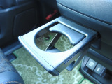 ★ドリンクホルダー★走行中でも飲み物を安定して置ける便利な装備です。運転中に手を離す回数を減らし、安全で快適なドライブをサポートします。長距離移動にも役立ち、日常使いに便利です。