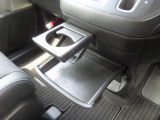 【センターテーブル】車内でのお食事シーンなどに役立つセンターテーブルです。引き出し式なので使用後は格納しておけるのも魅力のひとつです。