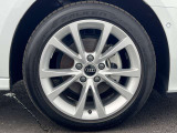 Audiは多様なホイールデザインを提供しており、スポークの形状やサイズ、仕上げ(ポリッシュド、マット、ブラックなど)によって選択肢が豊富です。