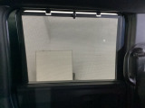 ロールサンシェイドは、太陽光を防ぐので冷房の効きを良くする効果もあるんです。エアコンを控えめにすれば燃費向上も見込めますよ。