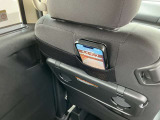 スマホなど小物の収納に便利なポケット