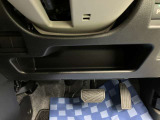 【運転席アンダートレー】タオル等置くのに便利