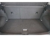 リアハッチドアが大きく開きますので、荷物の積み下ろしもしやすいです。トランクは広く、シートアレンジをすることで大きな荷物も乗ります。