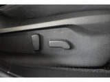 パワーシート(乗り降りから、運転席のポジション設定まで、ボタンで一つで微調整できます。高級車の必須アイテムです。)