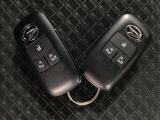 電子カードキーを携帯していれば、ドアハンドルやバックドアのリクエストスィッチを押すだけでドアの施錠、開錠が行えます。電子カードキーがないとエンジンが始動しない、盗難防止に役立つイモビライザー機能付