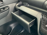 スリムタイプのティッシュボックスがスッポリ入るインストスライドボックスが付いています!コンパクトな軽自動車でもスッキリ整頓してドライブを楽しんでいただけますね!