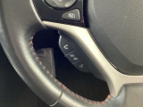 ステアリングにハンズフリー通話スイッチを装備。運転中でも手を離さずに通話操作ができるため、家族との連絡や急な電話にも安心して対応できます。