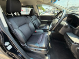 足元もゆったりで長時間の運転も疲れにくいフロントシートです。