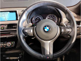 【ハンドル】ドライバーとBMW車の一体感がダイレクトに伝わるステアリングホイール。形状・太さへの拘りに加えて、操作性を高める為にスイッチ類も配置。クイックかつ安定のドライビングを体感下さい!
