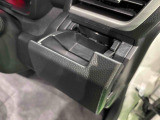 回転式カップホルダー(運転席・助手席)は角型パック,ペットボトルなどの丸型に対応。閉じればスマートフォン立てにも使用できます。