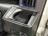 運転席側掘り込み式カップホルダー