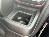 運転席側ドリンクホルダーは様々な形状の飲み物を固定できる作りになっております!
