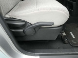 運転席シートには手動式のシートリフター機能が備わっています。