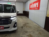 当店では専任のメカニックが大切なお客様のお車を一台一台丁寧に整備いたします。自社認証工場にてリフトアップし下回りまでキッチリ検査いたします。