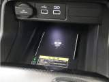 センターコンソールトレーはワイヤレス充電器(Qi(チー)規格)となっており、対応機種を置いておくだけで充電可能です。