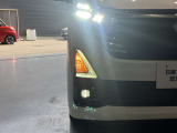 夜間走行の様々な局面に対し、LEDヘッドランプで視認性をしっかり確保。ハロゲンヘッドランプのおおよそ2倍の光量で、広範囲に明るくドライバーをサポートしてくれます。