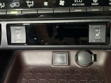スイッチひとつでシートがすぐに温まり、寒い季節も快適。運転席と助手席に装備されています。
