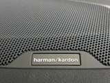 【harman kardon】ハーマンカードンのHi-Fiスペシャリストと共に、モデル別に開発・設計された専用チューニングが臨場感溢れる音響空間を実現しています。