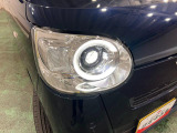 白く明るい光で夜間走行をサポートするLEDヘッドランプを搭載