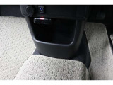 運転席と助手席の間にセンターロアボックスがあります!