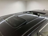 『サンルーフ』を搭載!最近、夜空を見上げることなんてあります?ちょっとした時に、車の中から星空を・・・なんて素敵な装備なんでしょう。そして、昼間は太陽の光が入ってきて、車内がとっても明るい!