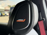 【BOSEサウンドシステム】メーカーオプションの高品位サウンドシステムを搭載。専用のチューニングが施された大小様々なスピーカーから良質なサウンドが奏でられ、臨場感あふれる音響空間を演出します。