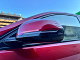 ドアミラーにはLEDウインカーが埋め込まれており、対向車からの視認性を高めております。