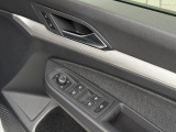 運転席ドアに集約されたパワーウィンドウスイッチで全窓をスマートに操作できます。