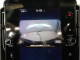 運転席からは見えにくい左右のエリアまでしっかりカバーし、死角を減らして視界を拡大。狭い道でのすれ違いや、建物の陰から車や歩行者が現れる場面でも、安心して状況を把握できる頼れる機能です。