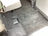 後席の座面をはねあげると、後席のあったスペースがそのまま高さのある荷室空間に!背の高い荷物も横にせずそのまま積み込めます。もちろん左右片方だけのアレンジも可能です。