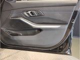 BMWのドアを閉めた時の重厚感は所有者様の満足度を高めてくれます。