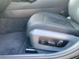 【コックピットシート】BMW車の主役席。車体中央にくる様に配置し車両重心とが一致する事でドライバーと車との一体感あるドライビングを実現。人間工学に基づき形成した形状が長時間のドライブ疲労も軽減します!