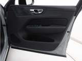 運転席ドアの全景です。キャビンを彩るすべてのものに、機能を形にした美しさが備わっています。