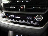 左右独立温度コントロールフルオートエアコンです。運転席、助手席それぞれで独立して温度設定ができます。冷え性の方が乗っても安心ですね♪