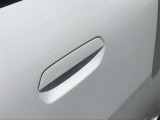 【デザインとの融合】BMWデザイナーが創り出したボディデザインを損なう事のない様に配置とデザインに拘っています。ドアノブについてもBMWの拘りに妥協はありません。
