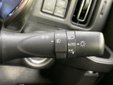 シンプルで操作しやすいウインカーレバー。安全確認をサポートし、スムーズな車線変更に貢献します。視認性の高いデザインもポイントです。