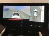 左右のドアミラーに設置されたカメラからの映像を表示します。路肩への幅寄せ・狭い路地でのすれ違いなどのケースにおいて、車両側方の安全確認や接触回避の操作をサポートします。