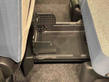 中敷きを立ち上げれば、倒れやすい荷物も安定して積める置きラクボックスが標準装備
