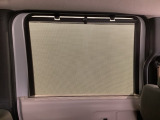 ロールサンシェイド付き!窓ガラス下部にサンシェイドが収納されています。夏場の厳しい日差しを遮るだけで、車の燃費も向上!熱中症予防も出来る頼もしい装備です。