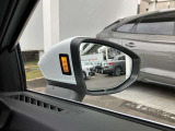 サイドアシスト装備 ドライバーの死角を並走する車両を検知します。ドアミラーの内側のLEDが点灯・点滅して事故の危険を知らせます。