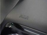 ◆助手席エアバッグ◆SRSエアバッグは、シートベルトだけでは防ぎきれない衝突時の衝撃から乗員を守るための安全装置。衝突時に瞬時に膨らみ、頭部や胸部がダッシュボードに直接衝突するのを防ぎます。