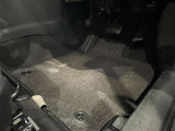 内装工程では、中古車を気持ちよくお乗りいただけるよう清掃しております。シートの洗浄はもちろん、ニオイの元となるフロアカーペットまで洗浄・消臭を実施。
